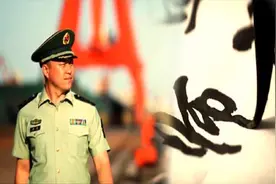 一手持枪一手握笔 这个“武教头”有风格！