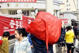 拼车回家既方便又省钱受追捧，专家提示这几点暗藏风险视频封面