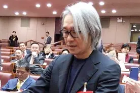 周星驰出席广东省政协会议 网友：满头白发令人心疼