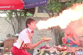 嘴喷火烤鸡腿，爆笑恶搞食客哈哈哈国外搞笑恶作剧视频封面