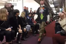 走秀：法国潮牌 维特萌（Vetements）2018秋冬男装周发布会视频视频封面