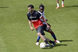 记住这三点，学会合理利用身体踢球图片