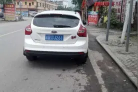 不松手刹青烟四起 女司机竟全然不知图片