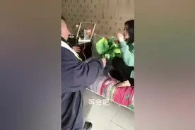 这个胖子的求婚方式有点搞笑，看到最后憋住了