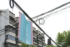 安徽民众电线上晾衣服 高压电线变"晾衣绳"图片