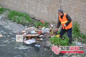 各种垃圾都往河里扔 青龙河：我不是垃圾河图片