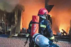 面包店冒烟起火 所幸屋内没人 消防员救出一只瑟瑟发抖的小猫图片