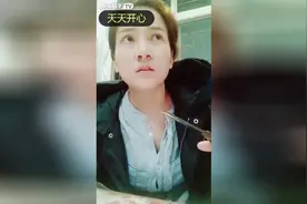 这女生剪个鼻毛就那么搞笑的，背后笑的已经听不到声音了视频封面