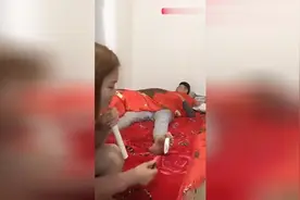 美女恶搞男友脚丫子，太狠了！不离婚是真爱啊！视频封面