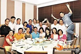 刘德华与同学聚会 刘德华与妻子朱丽倩恋情回顾图片