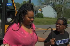 12岁盲童戴电子眼镜看世界:妈妈你真的好美图片