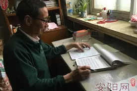 八旬老人笔耕不辍记录时代变迁图片