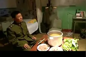 士兵突击最怀旧：电饭煲火锅、皮带开啤酒，指导员说话滴水不漏