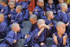 小萌娃感恩总动员 拍下妈妈开心的脸图片