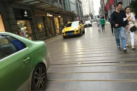 成都现“最牛”减速带 由近千根钢筋组成图片