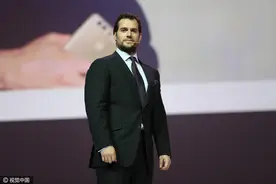 超人来了！亨利卡维尔大爱手机拍照 与斯嘉丽合体拍广告隔空互动图片