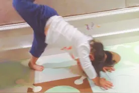 孙俪女儿练瑜伽 2岁小花妹妹抬腿倒立要为邓超劈个叉图片