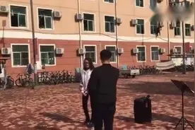 看郑州大学生如何用两首歌征服女孩子，厉害了