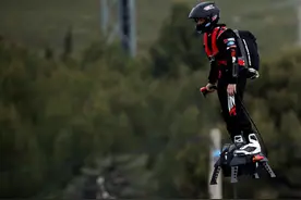 作死新境界 大神踩悬浮滑板飞了两公里图片