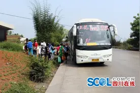 过道都站满了人 宜宾长宁客车“五.一”期间超员被查图片