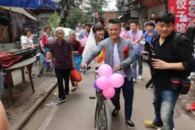 小伙骑自行车迎亲 新娘称比宝马奔驰接亲拉风多了图片