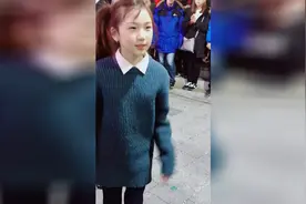 韩国街头跳舞的小女孩 小小模样真好看视频封面