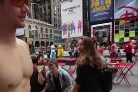 肌肉男赤膊上街，美女观众大流口水视频封面
