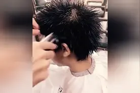 剪完头发后，小伙子哭了：太帅了