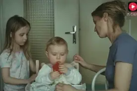 宝宝背上长了一对翅膀，妈妈给他做了件衣服，像天使一样！视频封面