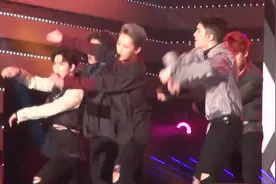 EXO这个舞已经进化了很多 都暻秀和朴灿烈这身高差视频封面