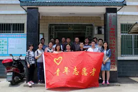 深入基层访民情 爬山涉水探水源图片