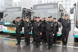 聚焦青岛青岛这些公交车配“专职保镖”啦！今天起上岗图片