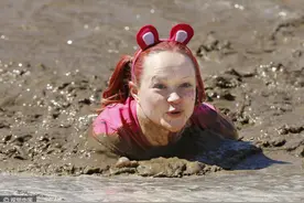 美国缅因州举办泥潭比赛 上演泥地狂欢图片