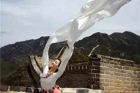 民大女生许依婷海边翩翩起舞 白裙遮掩不住曼妙身段图片