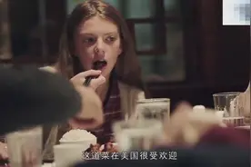 舌尖上美食：华人在美国开了一家川菜馆，老外为了吃饭等2小时！视频封面