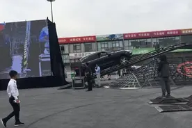 比亚迪唐100、宋DM和保时捷卡宴，爬同样的坡后，才知道区别在哪视频封面
