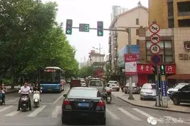 晕！红绿灯三向同时放行！？交警解释这是最佳通行方案图片