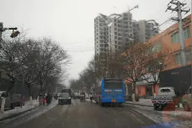 临汾：直播吉县街头，大雪纷飞，虽然城区里还没有积雪，但满山雪白！视频封面