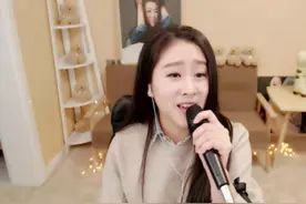 YY菲儿嗓子恢复期间没入住 跑直播间嘚瑟拉《我们不一样》