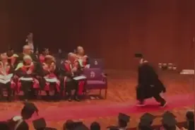 帅炸了！澳洲中国留学生毕业典礼表演帅气侧空翻视频封面