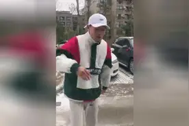 女朋友想吃零食怎么办？看这位嘻哈小哥教你如何用rap回应她！