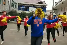 男子也会跳广场舞