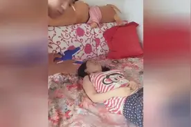 恶搞女友系列！鲨鱼咬熟睡女友耳朵！漂亮女友反应太逗了！视频封面