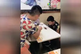 倒着吃泡面的我见过，你这个抽烟的有点夸张了哈