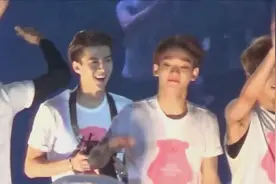 吴世勋拿着相机到处帮人拍照 不知道拍摄技术怎么样视频封面