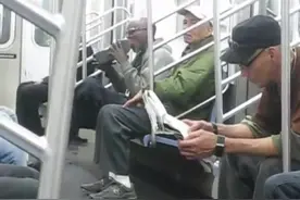 奇了！地铁惊现舔鞋男！有时候你需要像猫一样清理你心爱的球鞋~视频封面