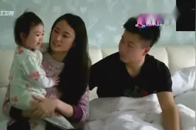 奥莉妈李安琪回家，奥莉不许爸妈拥抱好可爱 爸爸准备礼物好贴心视频封面