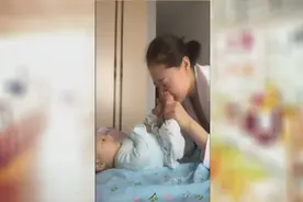 妈妈逗宝宝，宝宝却尿了，正中妈妈的嘴视频封面