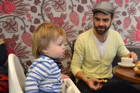 鼓励新爸爸们休三个月育婴假的国家图片