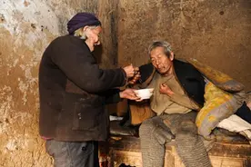 九旬老人照顾六旬病儿 好心人义卖葡萄酒募善款图片